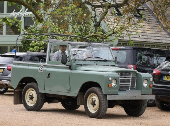 Mới đây, phóng viên bắt gặp David Beckham lái chiếc xe Land Rover đưa con gái Harper đi mua sắm ở nông trại Daylesford, Cotswolds. Xuất hiện trong trang phục áo sơ mi kẻ kết hợp quần tối màu và mũ bê rê, cựu cầu thủ nổi tiếng thế giới trông vô cùng lịch lãm.