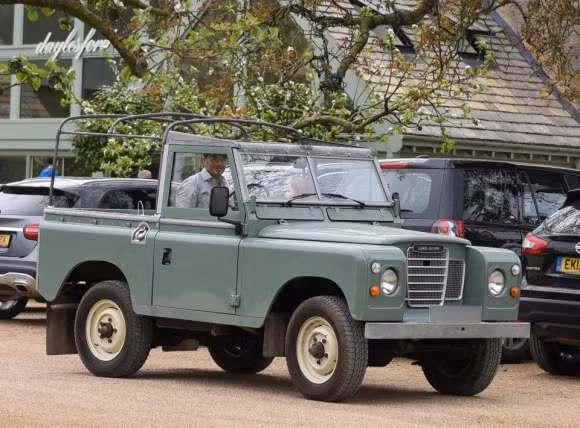 Mới đây, phóng viên bắt gặp David Beckham lái chiếc xe Land Rover đưa con gái Harper đi mua sắm ở nông trại Daylesford, Cotswolds. Xuất hiện trong trang phục áo sơ mi kẻ kết hợp quần tối màu và mũ bê rê, cựu cầu thủ nổi tiếng thế giới trông vô cùng lịch lãm.