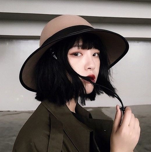 8. Mũ fedora Mũ fedora cổ điển là chiếc mũ lý tưởng để diện vào mùa hè này. Mũ fedora tạo cho bạn vẻ ngoài khác "ngầu", nhưng vẫn rất đơn giản, dễ mặc và phù hợp hoàn cảnh. Với món đồ này, bạn sẽ dễ dàng lựa chọn trang phục theo nhiều phong cách khác nhau.