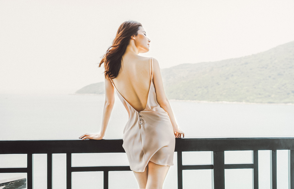 Diễm My cho biết dù ở nhà hay ra phố thì người phụ nữ cũng phải tươm tất. Cô gợi ý đến phái đẹp những bộ đồ ngủ mặc ở nhà với nhiều màu sắc khác nhau.