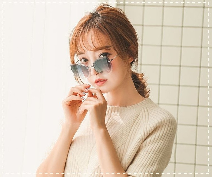 5. Kính mắt mèo retro Kính mắt mèo retro sẽ thống trị mùa này. Bạn hãy thử mix kính với những bộ trang phục mang phong cách vintage cổ điển như áo chấm bi và quần jeans cạp cao.