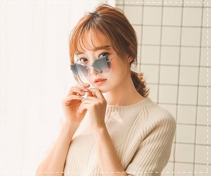 5. Kính mắt mèo retro Kính mắt mèo retro sẽ thống trị mùa này. Bạn hãy thử mix kính với những bộ trang phục mang phong cách vintage cổ điển như áo chấm bi và quần jeans cạp cao.