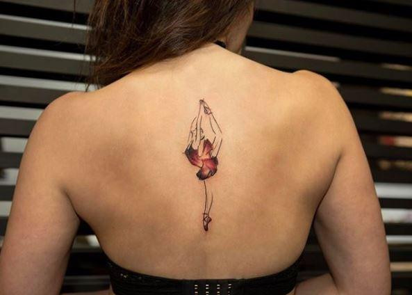 Các chuyên gia cho biết, xăm ở khu vực cột sống chỉ khiến bạn đau vừa phải, không đau nhiều như xăm ở mặt trong đùi, cánh tay, cổ tay, mông... Hình xăm có thể kéo dài từ phía dưới gáy cho đến cuối sống lưng hoặc tùy thuộc vào sở thích mà không hề gây tổn hại gì sức khỏe. Dưới đây là một số mẫu hình xăm đang khiến cộng đồng người mê xăm hình yêu thích nhất: