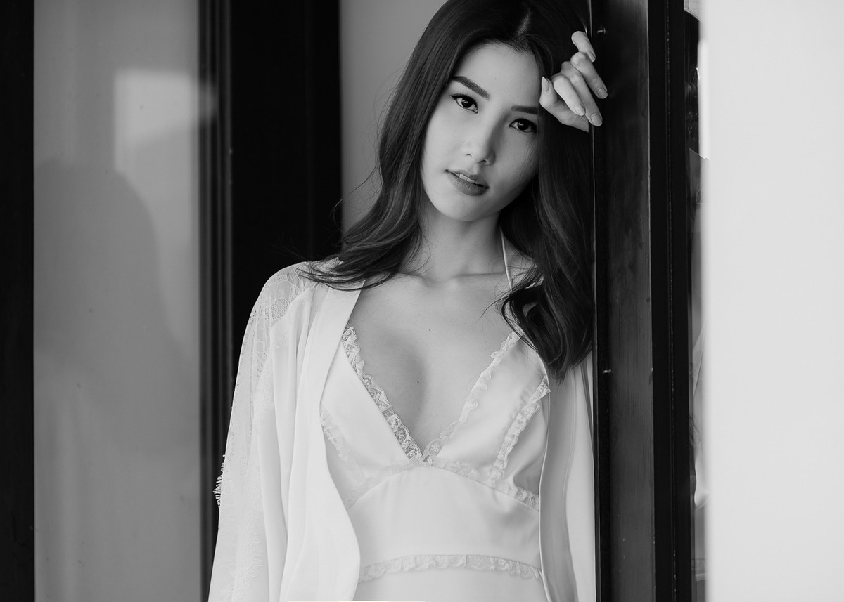 Những chiếc đầm ngủ là phương tiện biểu hiện sự nữ tính rõ ràng nhất của một bóng hồng. Có gì kín đáo hơn, riêng tư hơn và đàn bà hơn những chiếc đầm may từ lụa, từ voan, từ chiffon nhẹ nhàng ôm lấy những đường cong của nàng mỗi đêm, đưa nàng vào giấc ngủ nhưng khơi dậy những ước muốn gần gũi ở một người sát bên.