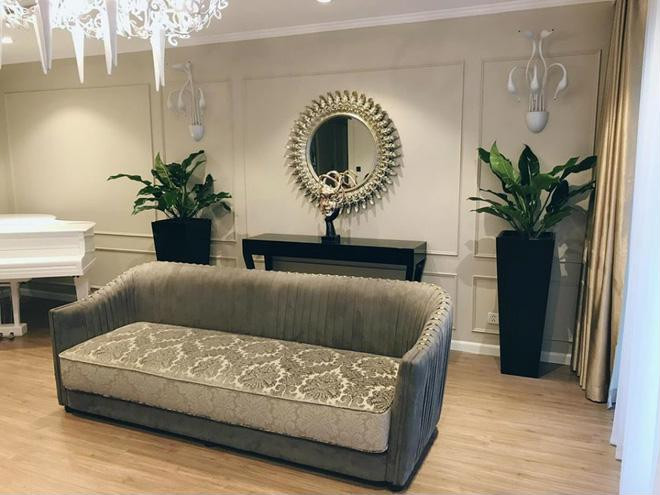 Căn hộ của diễn viên Mạnh Trường có bức tường được sử dụng hoàn toàn bằng cửa trượt với chất liệu kính trong suốt, đưa ánh sáng tự nhiên ngập tràn vào không gian. Căn hộ gồm phòng khách, bếp nấu, hai phòng ngủ và khu vực vệ sinh.