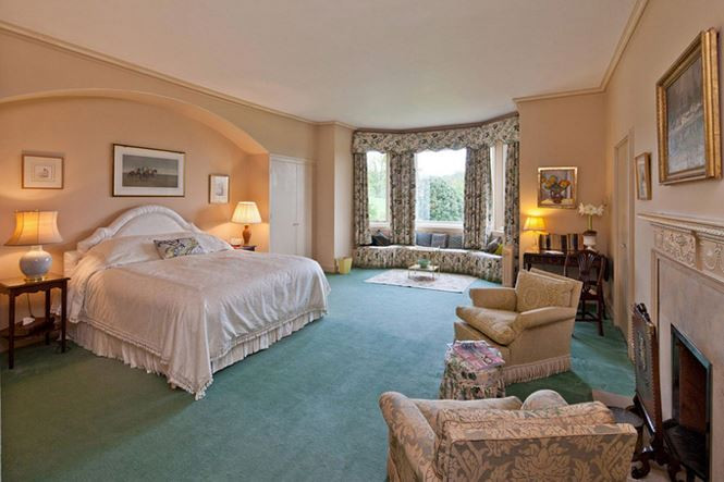 Biệt thự sang trọng có 10 phòng ngủ, nội thất đơn giản nhưng ấm cúng.