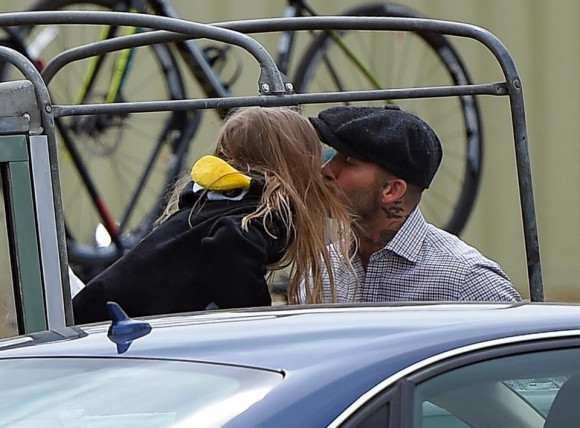 Tuy nhiên điều khiến mọi người quan tâm hơn cả là hình ảnh David Beckham vô tư hôn môi con gái ở chốn công cộng. Để thể hiện tình cảm với Harper, David chẳng ngần ngại tới sự soi mói của những người xung quanh.
