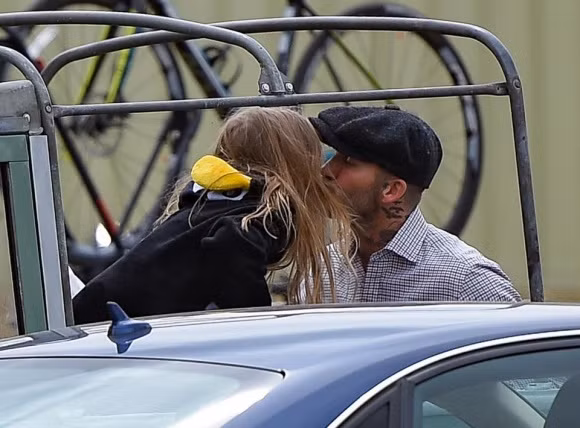 Tuy nhiên điều khiến mọi người quan tâm hơn cả là hình ảnh David Beckham vô tư hôn môi con gái ở chốn công cộng. Để thể hiện tình cảm với Harper, David chẳng ngần ngại tới sự soi mói của những người xung quanh.