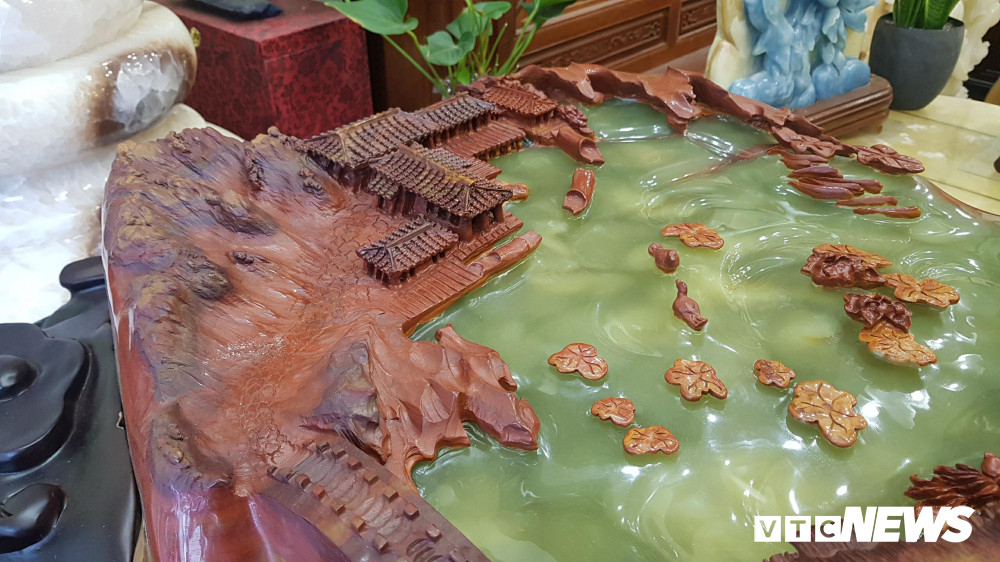 Bức tiêu cảnh trị giá 600 triệu đồng tên "chốn bồng lai" có 2 phần, phần đá (màu nâu) và phần ngọc "màu xanh", hai mảng màu đối lập này cùng kết hợp với nhau, tạo ra vẻ đẹp khác lạ, đặc biệt. Bà Kiều Anh nói: "Trong bóng tối mà chiếu đèn vào phần ngọc, mọi người sẽ thấy màu xanh ánh lên rất đẹp, ánh sáng đi xuyên qua tạo độ trong cho ngọc. Trông nó giống như một viên kim cương ánh sáng giữa bóng tối mịt mùng".