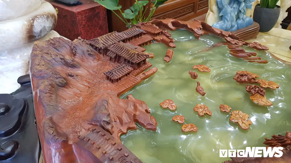 Bức tiêu cảnh trị giá 600 triệu đồng tên "chốn bồng lai" có 2 phần, phần đá (màu nâu) và phần ngọc "màu xanh", hai mảng màu đối lập này cùng kết hợp với nhau, tạo ra vẻ đẹp khác lạ, đặc biệt. Bà Kiều Anh nói: "Trong bóng tối mà chiếu đèn vào phần ngọc, mọi người sẽ thấy màu xanh ánh lên rất đẹp, ánh sáng đi xuyên qua tạo độ trong cho ngọc. Trông nó giống như một viên kim cương ánh sáng giữa bóng tối mịt mùng".