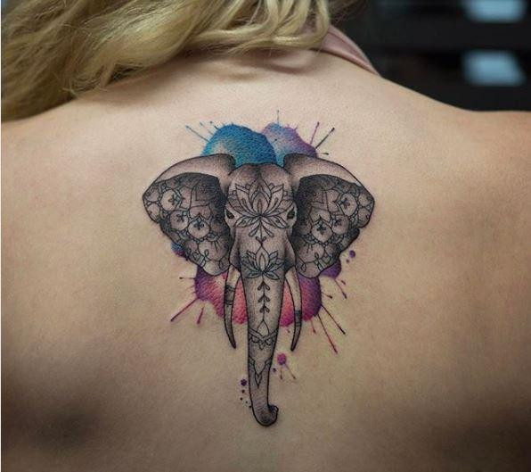 Tờ The Sun vừa tổng kết loạt mẫu hình xăm đang gây sốt instagram mùa hè này. Hình xăm nhỏ xinh trên lưng, cụ thể là khu vực cột sống đang khiến bao cô nàng mê mẩn. Bởi chúng giúp chủ nhân trông cuốn hút hơn khi mặc bikini hoặc áo váy khoét lưng. The Sun nhận định loại hình xăm này đang là xu hướng làm đẹp rất "hot" ở trời Tây.