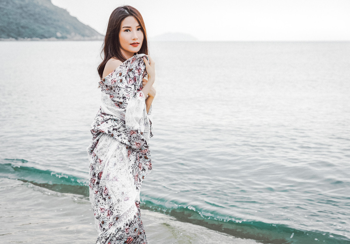 Làn da trắng giúp Diễm My dễ dàng trưng diện những màu sắc khác nhau.