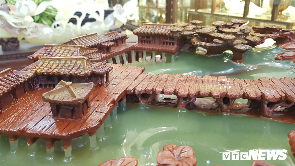 Bà Kiều Anh cũng cho biết, tảng đá Onyx này là "độc nhất vô nhị", trên thế giới không còn một phiên bản thứ 2: "Đá Onyx rất quý hiếm, trên thế giới có trữ lượng không lớn, nằm rải rác ở Nam Phi, Thổ Nhĩ Kỳ, Trung Quốc và Iran. Không những vậy, để khai thác được một tảng Onyx có kích thước lớn (kích thước khoảng 2m x 0,7m) như vậy cũng là điều hiếm có, khó tìm".