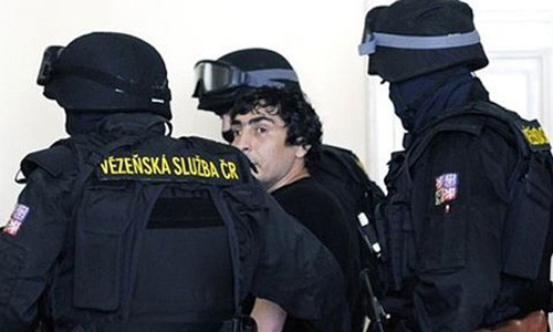 Sogoyan (ở giữa) từng bị cảnh sát Séc bắt giữ.
