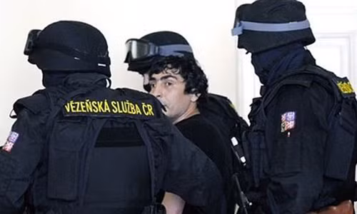 Sogoyan (ở giữa) từng bị cảnh sát Séc bắt giữ.