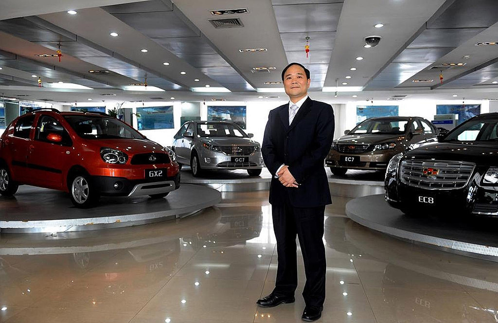 Nhưng lô xe sản xuất đầu tiên không thành công. Công ty dỡ bỏ dây chuyền sản xuất vào ngày 8/8 - ngày may mắn nhất theo truyền thống của người Trung Quốc - năm 1998. Những chiếc xe quá thô sơ, Geely chấp nhận không bán ra thị trường. "Chúng tôi đã hủy bỏ tất cả, lô xe không đủ tốt", ông nói. Lô thứ 2 cũng bị loại bỏ, một phần ba số xe trong lô xe đó "không đạt yêu cầu". Nhà máy thứ 2 tại Ninh Ba năm 2000 đã sản xuất ra những "sản phẩm chất lượng rất kém". Bước ngoặt đến khi Trung Quốc gia nhập Tổ chức Thương mại Thế giới WTO và cam kết mở rộng các ngành công nghiệp trong nước. Ông Li không còn phải xin giấy phép thiết kế và sản xuất từ một một công ty khác, vì chính ông có thể tự làm việc đó. Geely bị khinh rẻ khi bước vào sân chơi của người Mỹ Triển lãm Detroit Motor Show năm 2006 khác với mọi năm trước khi Geely gây được nhiều sự chú ý còn nhiều hơn các nhà sản xuất ôtô Mỹ. "Đây là mẫu ôtô đầu tiên của Trung Quốc tham gia triển lãm Detroit, vì vậy chúng tôi đã có được sự chú ý từ phía khách tham quan", John Hammer, cựu chính trị gia của Mỹ là COO Geely Mỹ cho biết.