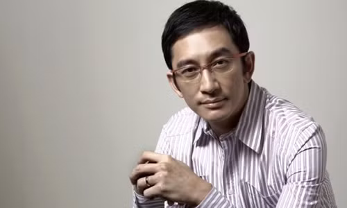 Từng là tài tử điển trai với sự nghiệp vững chắc, vợ đẹp con xinh nhưng chỉ trong phút chốc, Ngô Khải Hoa đã tay trắng.