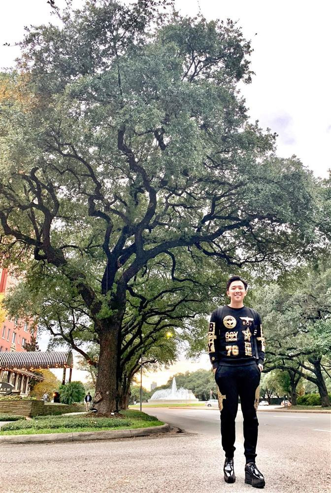 Thoạt nhìn chiều cao của Trấn Thành trong ảnh cũng ngang ngửa siêu mẫu "mét 8". Tuy nhiên, người hâm mộ đã nhanh chóng phát hiện ra tuyệt chiêu ăn gian của ông xã Hari Won. Hãy nhìn đi, đôi giày dưới chân anh ấy cao đến cả chục phân, bảo sao "cặp giò" kia lại bất ngờ dài miên man đến thế.