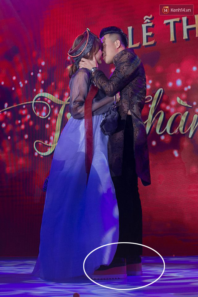 Trong đám cưới với Hari Won vào cuối năm 2016, nam danh hài cần đến đôi platform của thương hiệu Stella McCartney với phần đế cao 8 phân. Nó có giá khoảng 20 triệu đồng và là... giày nữ!