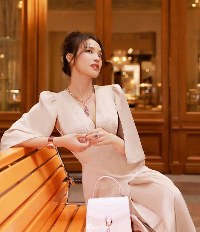 Nhan sắc của Thư Kỳ được đánh giá là “bị thời gian bỏ quên” khi trông cô trẻ trung hơn nhiều so với tuổi thật 42.