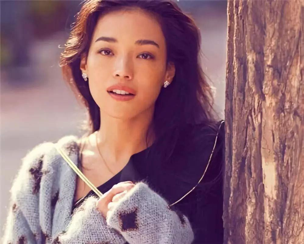 So sánh với những bức ảnh hồi còn trẻ, người ta thấy nhan sắc của Thư Kỳ hiện tại dường như không bị thời gian làm ảnh hưởng. Sinh năm 1976 trong một gia đình nghèo khó tại Đài Loan, Thư Kỳ sớm có tham vọng kiếm tiền để thoát khỏi ám ảnh về cái nghèo.