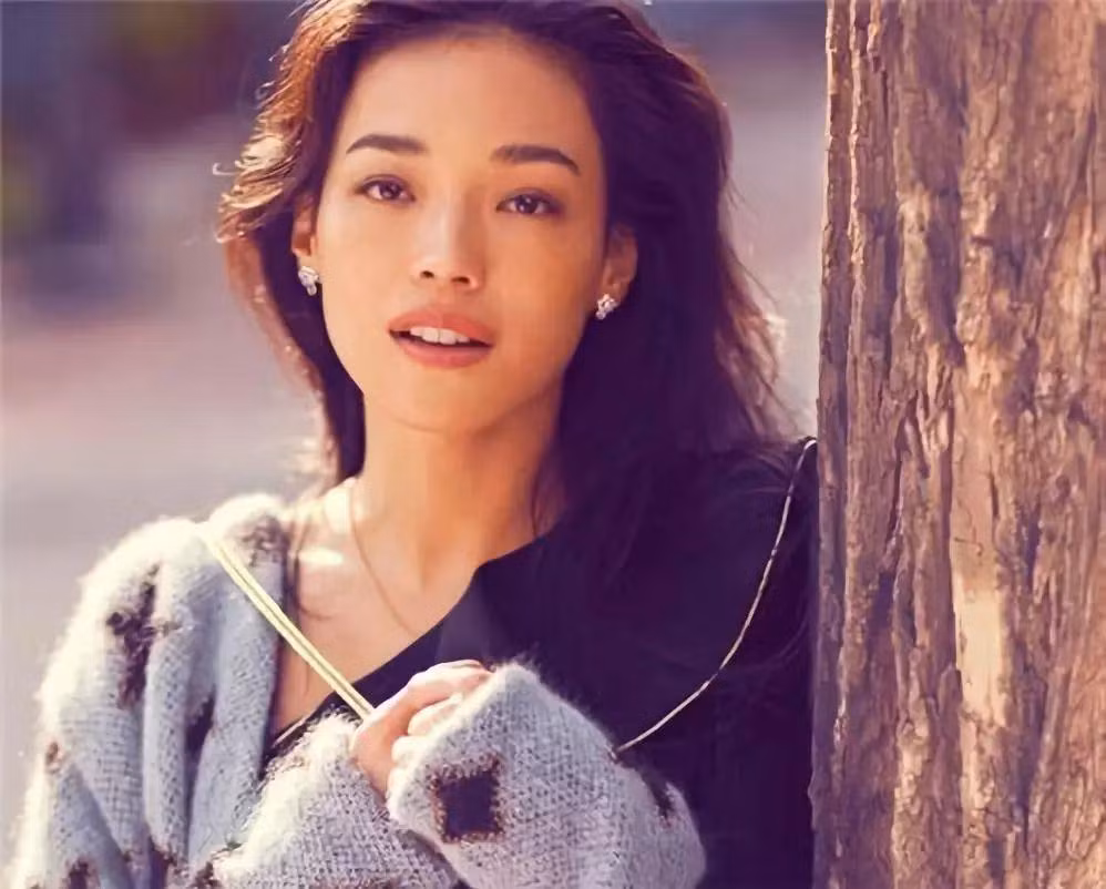 So sánh với những bức ảnh hồi còn trẻ, người ta thấy nhan sắc của Thư Kỳ hiện tại dường như không bị thời gian làm ảnh hưởng. Sinh năm 1976 trong một gia đình nghèo khó tại Đài Loan, Thư Kỳ sớm có tham vọng kiếm tiền để thoát khỏi ám ảnh về cái nghèo.