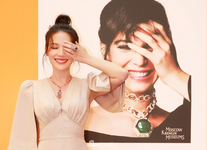 Trước đó, khi có mặt tại Moscow (Nga) để tham dự một hoạt động quảng bá hồi tháng 8, Thư Kỳ cũng từng khiến cư dân mạng sôi sục trước nhan sắc trẻ trung tuổi tứ tuần của mình.