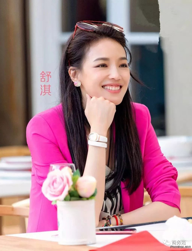 Những người yêu quý Thư Kỳ đều biết cô sống giản dị đến thế nào. Mỹ nhân “Phi Thành Vật Nhiễu” có thể đi bộ hàng giờ trên các con phố của Đài Bắc rồi bất chợt dừng lại đâu đó, ngồi xổm xuống trêu đùa một chú mèo.