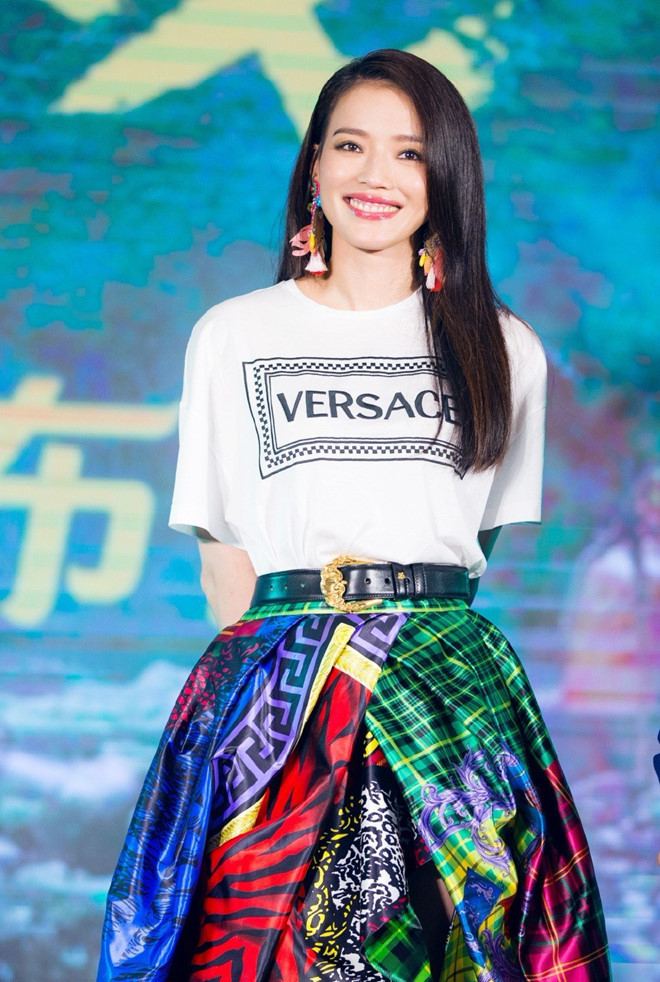 Ngoài đời thường, Thư Kỳ ít khi lạm dụng mỹ phẩm. Cô thích ra phố với những bộ trang phục năng động, đơn giản, trẻ trung.