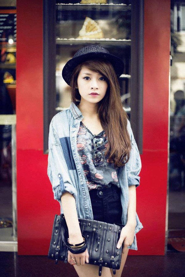 Khi còn là một hot girl, Chi Pu chọn cho mình phong cách thời trang trẻ trung theo xu hướng Hàn Quốc khá phổ biến. Cô vẫn giữ cho mình hình tượng trong sáng trước khi quyết tâm dấn thân vào showbiz.