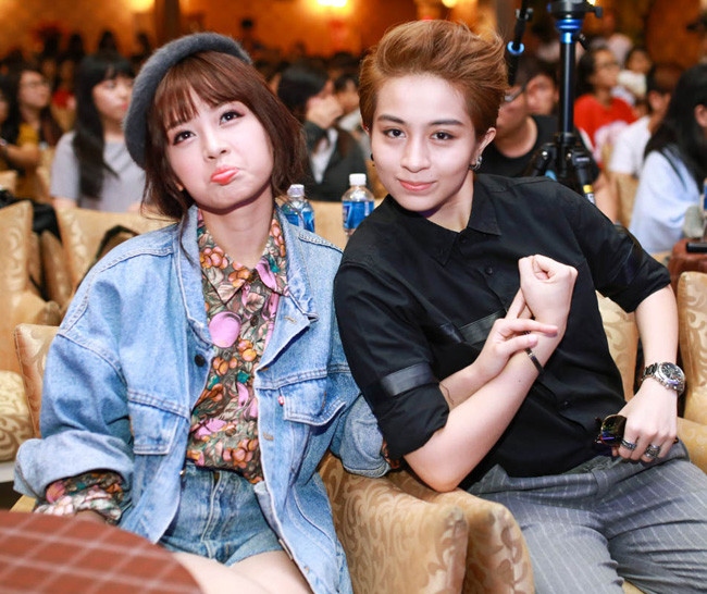 Sau khi kết thúc cuộc tình dài 3 năm cùng Cường Seven, Chi Pu tập trung vào con đường nghệ thuật bằng vai diễn trong series sitcom ăn khách 5s Online. Với khởi đầu tốt từ bộ phim này, cô quyết định Nam tiến để có thêm cơ hội phát triển sự nghiệp. Tại đây, Chi Pu lại vướng vào ồn ào tình cảm với người bạn cùng giới Gil Lê khi cả hai luôn xuất hiện cùng nhau mọi lúc mọi nơi.