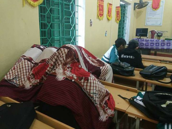 Tranh thủ giờ ra chơi, chiếc chăn còn có tác dụng là “chốn riêng tư” để cùng đám bạn “tám” chuyện.