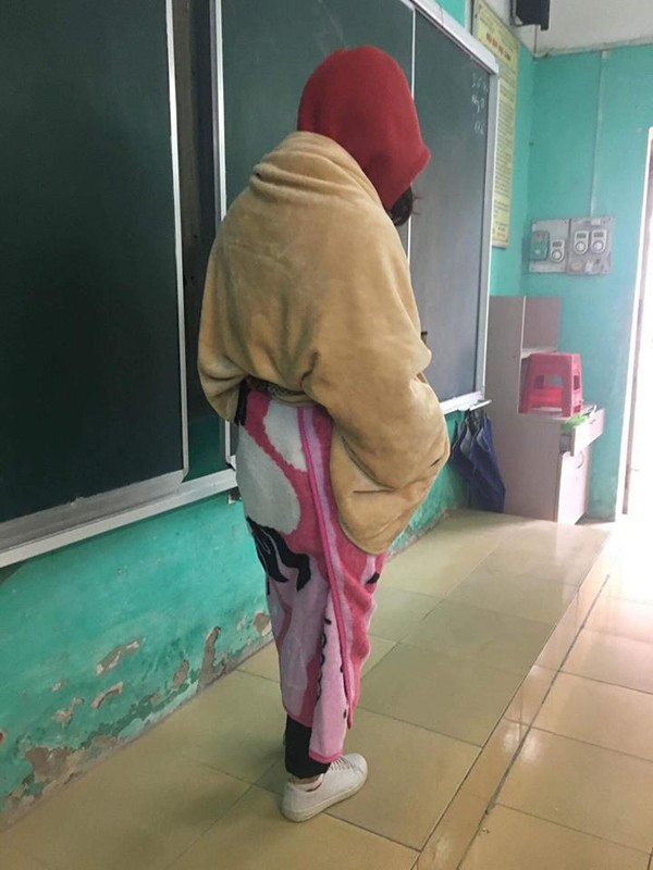 Mền được trùm từ đầu xuống chân, sợ gì rét buốt.