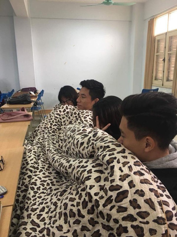 Tình cảm bạn bè khắng khít hơn nhờ chiếc chăn ấm này.
