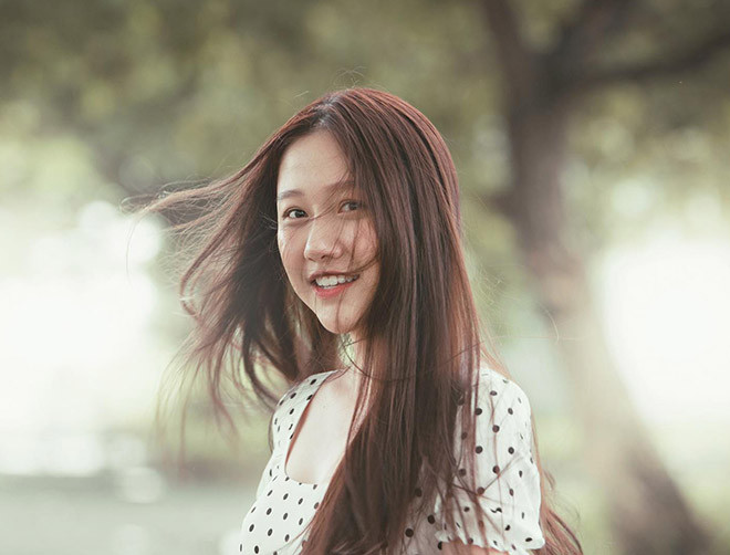 “Bộ phim vẫn chưa quay nên tôi chưa biết bản thân phải đối diện với những khó khăn gì. Vì vậy, tôi cũng không gặp áp lực. Anh Thành ủng hộ tôi thử sức với phim ảnh, bản thân cũng tự lực gánh sinh chứ không nhờ vả anh trai giúp đỡ”, Huỳnh Ân chia sẻ.