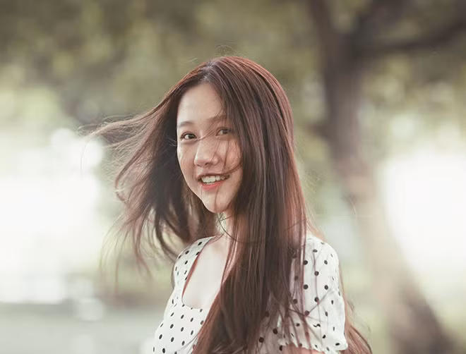 “Bộ phim vẫn chưa quay nên tôi chưa biết bản thân phải đối diện với những khó khăn gì. Vì vậy, tôi cũng không gặp áp lực. Anh Thành ủng hộ tôi thử sức với phim ảnh, bản thân cũng tự lực gánh sinh chứ không nhờ vả anh trai giúp đỡ”, Huỳnh Ân chia sẻ.