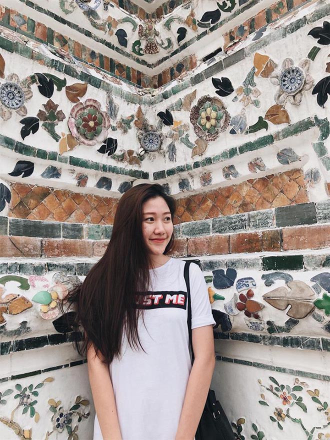 Huỳnh Ân (sinh năm 1999) là người gốc Hoa. Cô bạn sớm sở hữu chiều cao nổi bật khi còn là học sinh trường THPT Lê Quý Đôn.