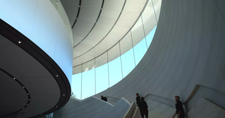 Bên trong khán phòng này không có bất kì một khung, đường ống, dây hay loa nào có thể nhìn thấy được. Đội ngũ kiến trúc từ Foster + Partners rõ ràng đã thành công trong việc nhấn mạnh chủ nghĩa tối giản bên trong khán phòng này.