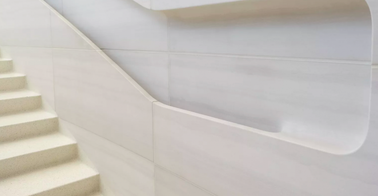 Tay vịn cầu thang được khắc trực tiếp bằng đá. Một điểm bất ngờ thú vị là phần lòng bàn tay bạn chạm vào để vịn, tiếp xúc sẽ được thiết kế nhám trong khi đó ở mặt bên trong, nơi những ngón tay bạn trượt khi di chuyển, lại được thiết kế mịn. Đây thực sự là một chi tiết cho thấy Apple tỉ mỉ đến mức nào với công trình này.