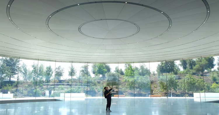  Khán phòng Steve Jobs Theater không có bất kì một cột trụ nào để đỡ phần trần nhà hoặc để chia cắt âm thanh. Dù vậy, những gì diễn ra trong sự kiện iPhone X năm ngoái cho thấy không có một âm vang nào được phát ra. Apple cho biết những người xuất hiện trong khán phòng đóng vai trò là một đối tượng hút âm thanh. Dù vậy, nếu chỉ có một nhóm nhỏ người trong khán phòng, Apple sẽ được một số thiết bị hút âm thanh tạm thời nên các bức tường.