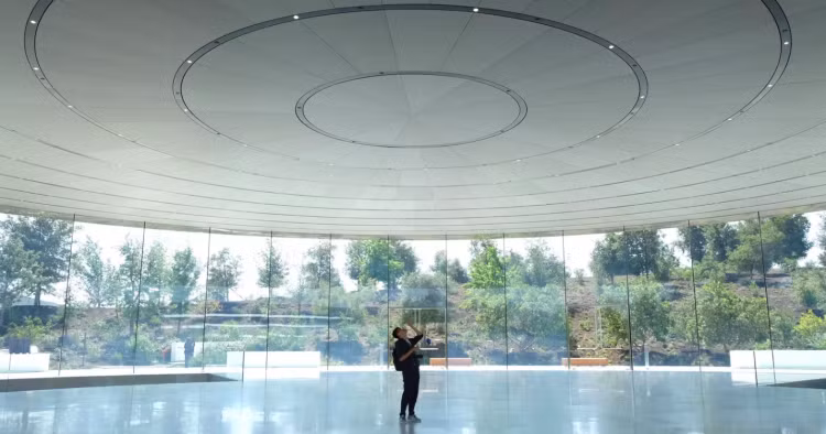  Khán phòng Steve Jobs Theater không có bất kì một cột trụ nào để đỡ phần trần nhà hoặc để chia cắt âm thanh. Dù vậy, những gì diễn ra trong sự kiện iPhone X năm ngoái cho thấy không có một âm vang nào được phát ra. Apple cho biết những người xuất hiện trong khán phòng đóng vai trò là một đối tượng hút âm thanh. Dù vậy, nếu chỉ có một nhóm nhỏ người trong khán phòng, Apple sẽ được một số thiết bị hút âm thanh tạm thời nên các bức tường.