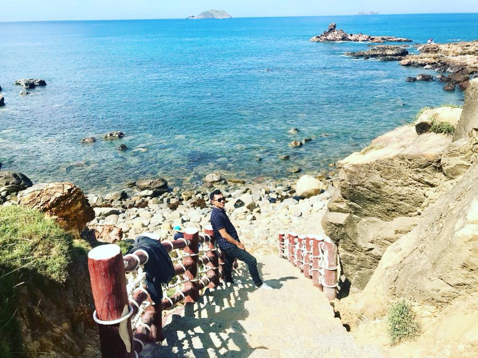 Không chỉ thu hút du khách thưởng ngoạn ngắm cảnh, khám phá, sống ảo hay nằm trên tảng đá nghe tiếng sóng vỗ, du khách đến Eo Gió cũng có thể tham gia các hoạt động trải nghiệm như câu cá, lặn ngắm san hô, tắm biển rất thú vị.