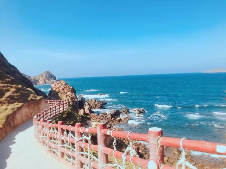 Chiem nguong con duong di bo ven bien tuyet dep o Quy Nhon