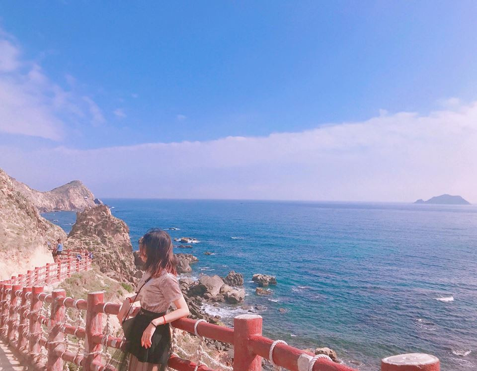 Thời điểm đẹp nhất để đến Eo Gió là từ tháng 4 đến tháng 9, khi trời không có bão và lòng vịnh kín gió.