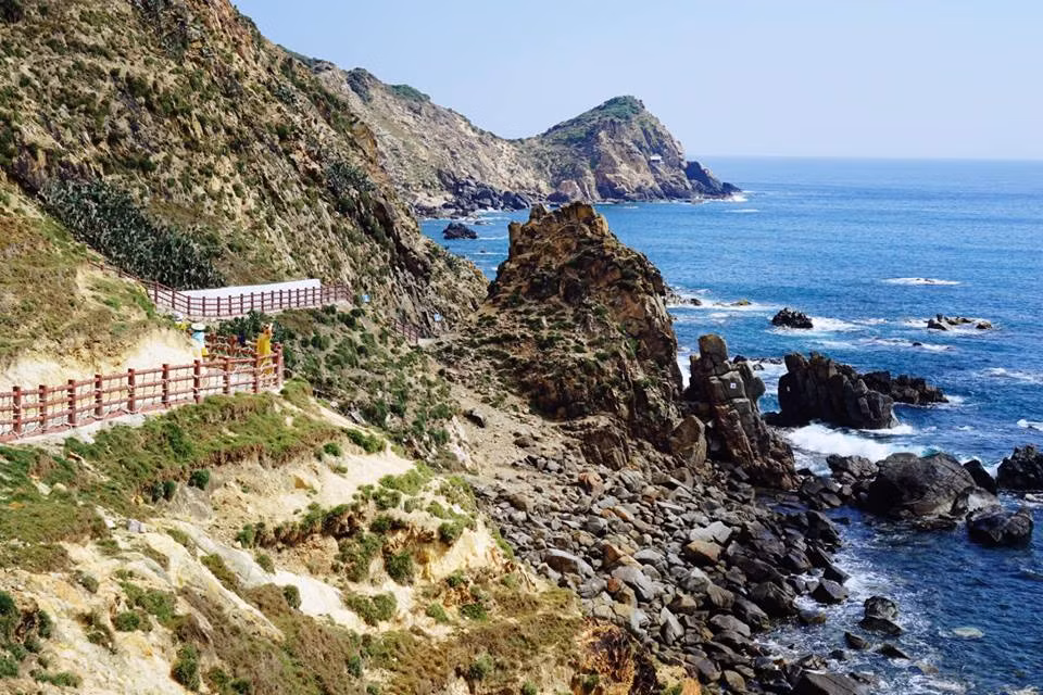 Để đến đây, bạn đi qua cầu Thị Nại, đến ngã ba Nhơn Hội, rẽ phải, đi thẳng khoảng 5 km là đến trung tâm xã Nhơn Lý.