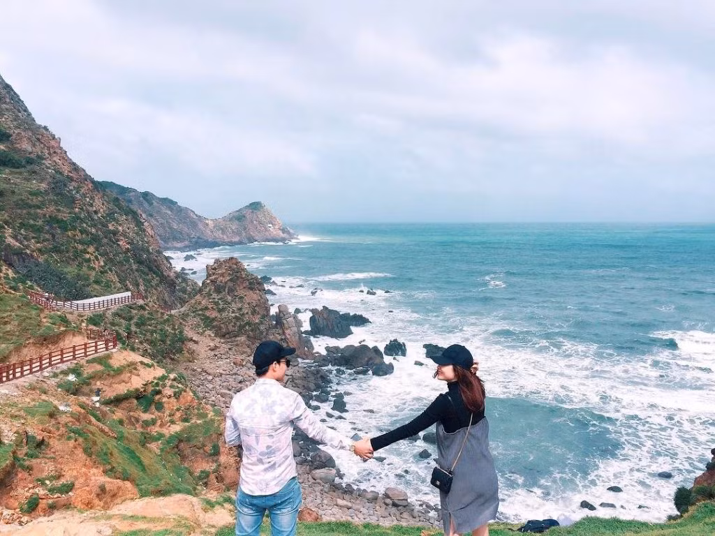 Thỏa thích chụp hình "sống ảo" với con đường đi bộ ven biển đẹp nhất Việt Nam.