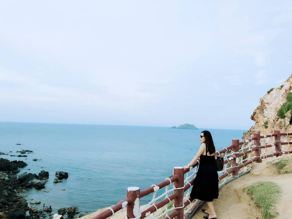 Từ con đường này nhìn xuống eo biển, bạn sẽ có cảm giác choáng ngợp trước thiên nhiên, những con sóng ào ào vỗ tới, tung bọt trắng xóa. Những cơn gió nhởn nhơ rong chơi bên những rặng núi hùng vĩ. Có chút nắng, có chút gió Quy Nhơn thôi mà sao làm ta say đắm đến thế.