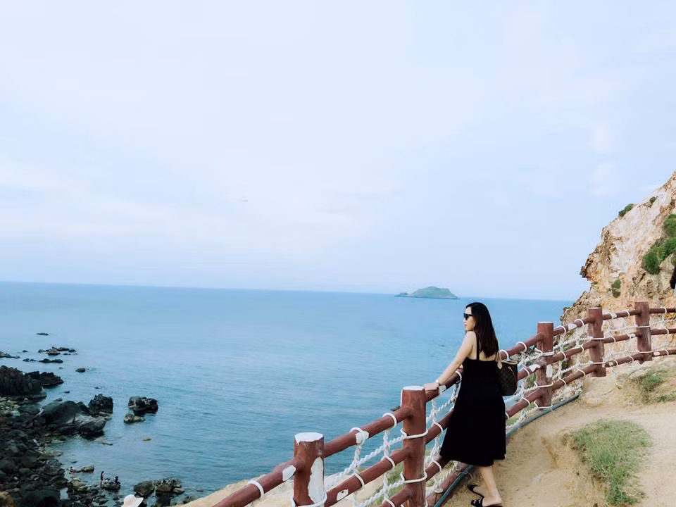 Từ con đường này nhìn xuống eo biển, bạn sẽ có cảm giác choáng ngợp trước thiên nhiên, những con sóng ào ào vỗ tới, tung bọt trắng xóa. Những cơn gió nhởn nhơ rong chơi bên những rặng núi hùng vĩ. Có chút nắng, có chút gió Quy Nhơn thôi mà sao làm ta say đắm đến thế.