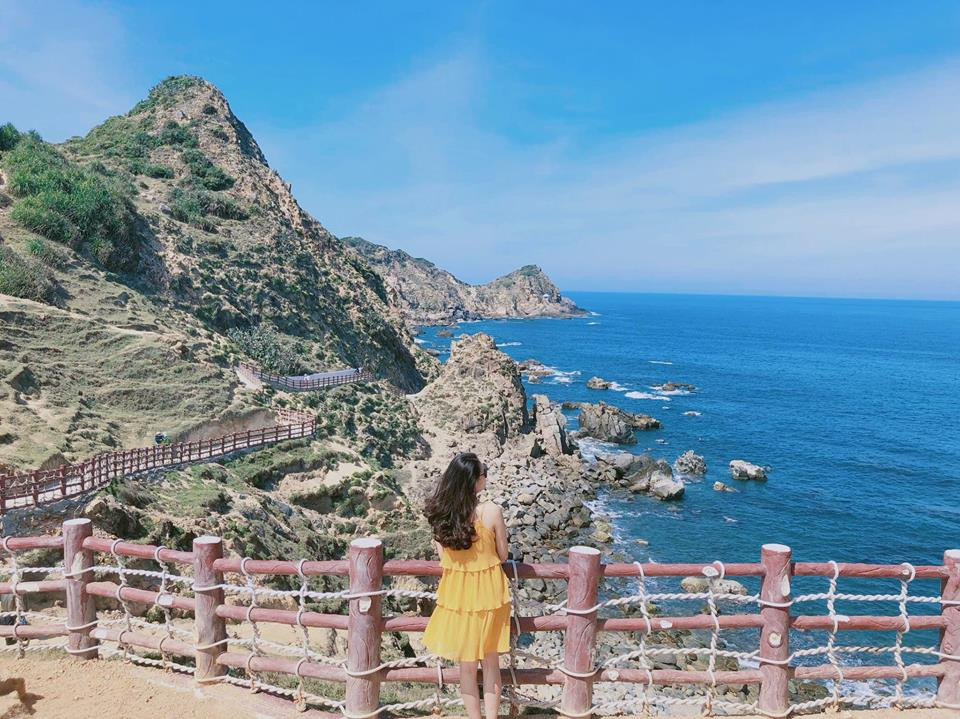 Trên lưng chừng dãy núi, những bậc thang được dựng với tay vịn an toàn, đẹp mắt để du khách có thể dễ dàng tham quan.