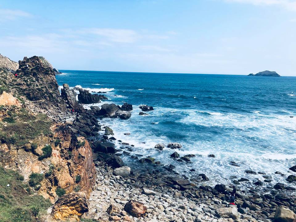 Nét đặc trưng của Eo Gió là đá và nước với phong cảnh hoang sơ, hùng vĩ. Sự bào mòn của nước và gió đã tạo nên một eo biển tuyệt đẹp với nhiều hang như hang Kỳ Co, hang Ba Nghé, hang Dơi…